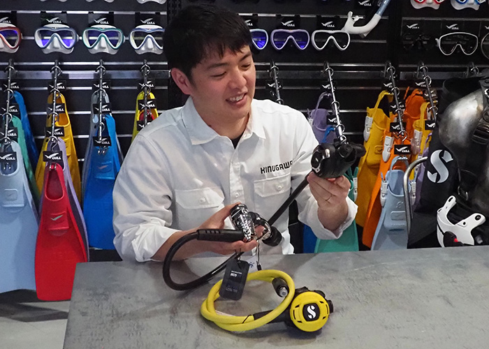 「ピストン方式」で呼吸抵抗が少なく、安定した呼吸が可能な《SCUBAPRO》のレギュレーター