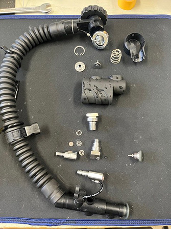 部品を一つ一つ洗浄してピカピカに