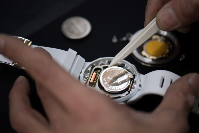 裏蓋を開けてバッテリーを取り出して交換します