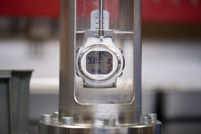 ダイブコンピュータの耐圧検査中