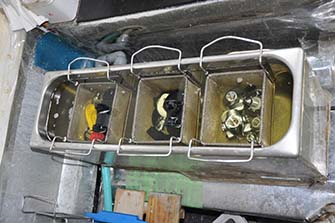 専用の洗浄液を浸かって超音波洗浄をしているところ(写真/アイダック)