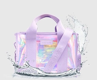 虹色に輝くCase-MateのミニトートW／Soap Bubble。クロスボディストラップが取り外せてハンドバッグスタイルにも。約14.7cm × 20.3cm × 7.6m（税込¥18,563）スマホポーチが付いてひと回り大きいタイプ（縦20.3cm × 横27.9cm × マチ12.7cm）もあります。