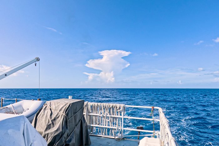 ドルフィンドリーム号の上部甲板から見る海と空（2026年7月19日 バハマ・ビミニ諸島）　Photo by JUN HASEGAWA