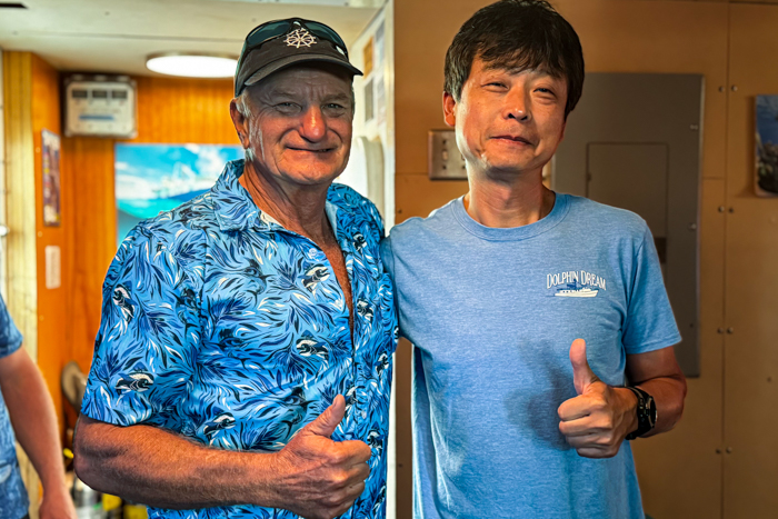 ドルフィンドリーム号のキャプテン・スコットと筆者(2026年7月24日 米国フロリダ州ウエスト・パーム・ビーチ)