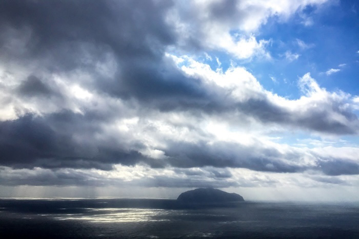 三宅島より御蔵島を望む（2016年10月24日 ） Photo by JUN HASEGAWA
