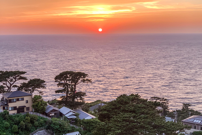 御蔵島の宿から見る夕日（2022年5月2日） Photo by JUN HASEGAWA