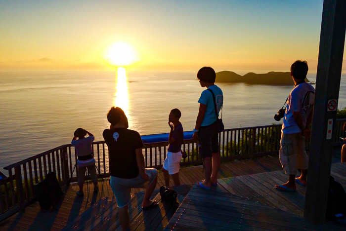 夕日スポット「ウェザーステーション展望台」（2016年6月20日 父島） Photo by JUN HASEGAWA