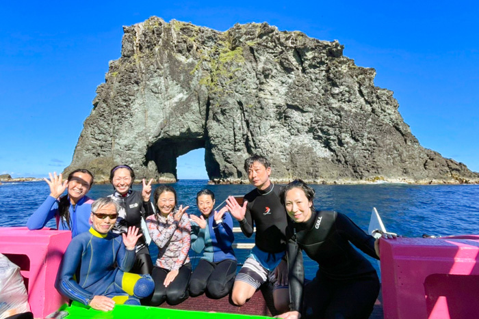 「嫁島マグロ穴」前にて記念撮影（2021年6月24日） Photo by JUN HASEGAWA