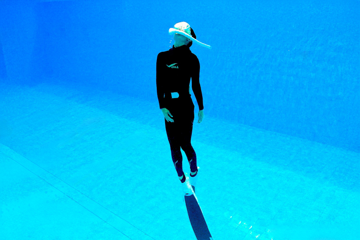 体をひねる（ツイスト） Photo by JUN HASEGAWA