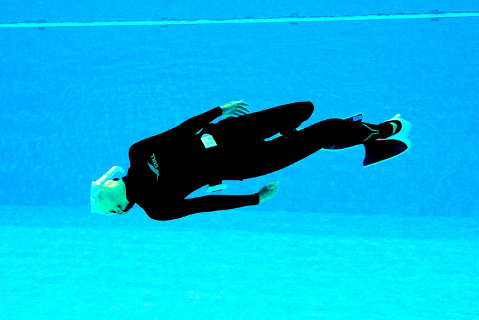 横に回転する（サークル）  Photo by JUN HASEGAWA