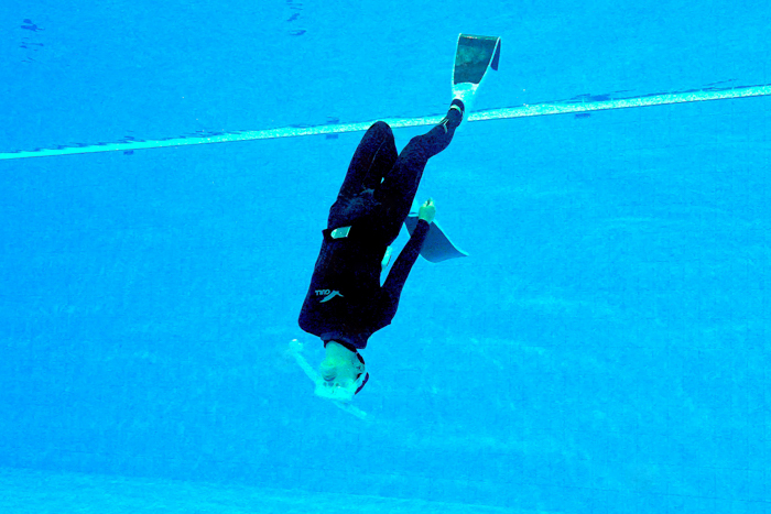 縦に回転する（サークル）  Photo by JUN HASEGAWA