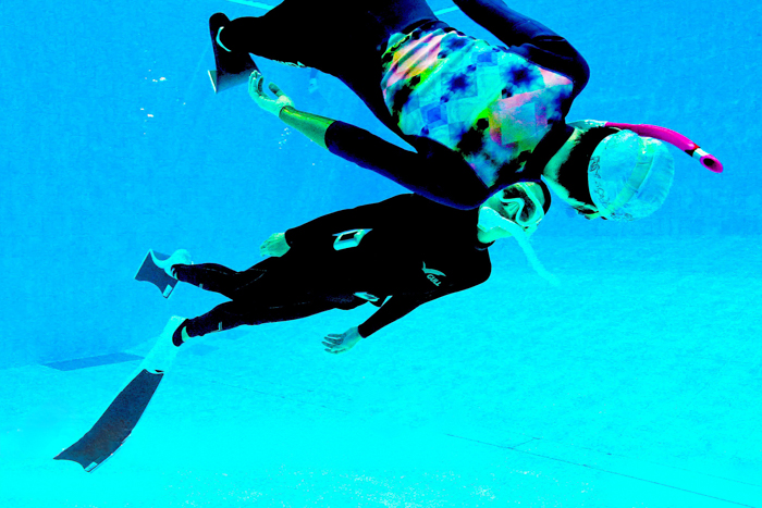 相手をイルカに見立てて、目を合わせて泳ぐ　Photo by JUN HASEGAWA