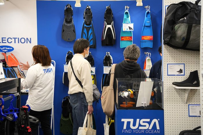 ダイビングに必要なあらゆる器材を取り扱うギアブランド《TUSA》を展開する(株)タバタ。世界80ヶ国以上で販売され、幅広いダイバーから支持を集めています。ブースには2025年の最新器材もずらり！