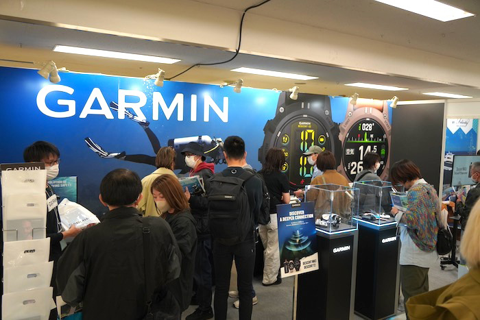 スマートウォッチ型ダイブコンピュータの先駆者《GARMIN》。話題の最新モデル「Descent G2」も登場しました。ハイテク機能に来場者も大興奮！