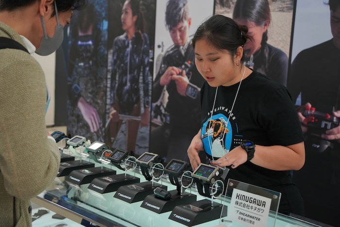 カナダで設計・製造された、パワフルかつ操作が簡単なダイブコンピュータを提供する《シアウォーター》のブース。ダイビングギアのなかでも高価な買い物。マリンダイビングフェアでは納得のいく一台を選べるはず！
