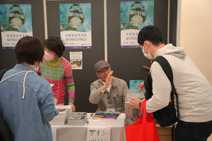 中村征夫さんのブースでは写真集の販売やサイン会も開催。ファンが次々と押し寄せて大盛況！