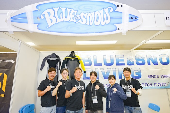 《BLUE&SNOW》のブースには若手ダイバーもたくさん