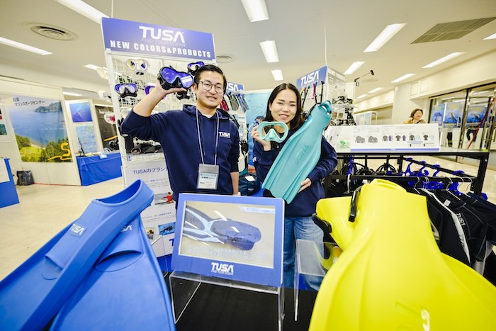 《タバタ》のブースには人気のTUSA製品がズラリ! 新製品のフィンが注目を集めていました