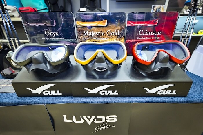 《キヌガワ》ブースではダイビング用広視界マスク〈LUVOS〉の新色が登場!