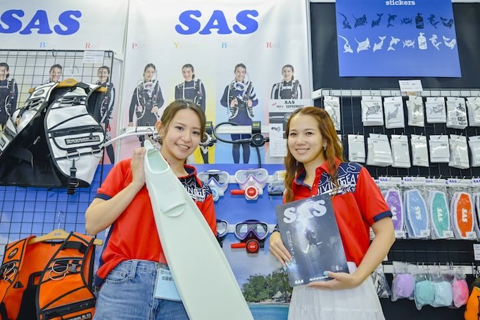 《SAS》のホワイトの器材は青い海にピッタリ!