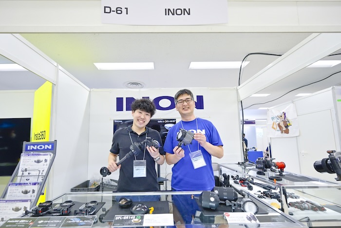 《INON》ブースでは、アクションカメラ用のワイドポートが人気を集めていました