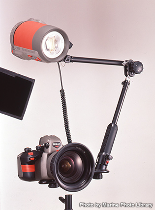 世界初の水中デジタル一眼レフカメラ「ニコノスRS」は1992年に登場、世界をあっと驚かせた