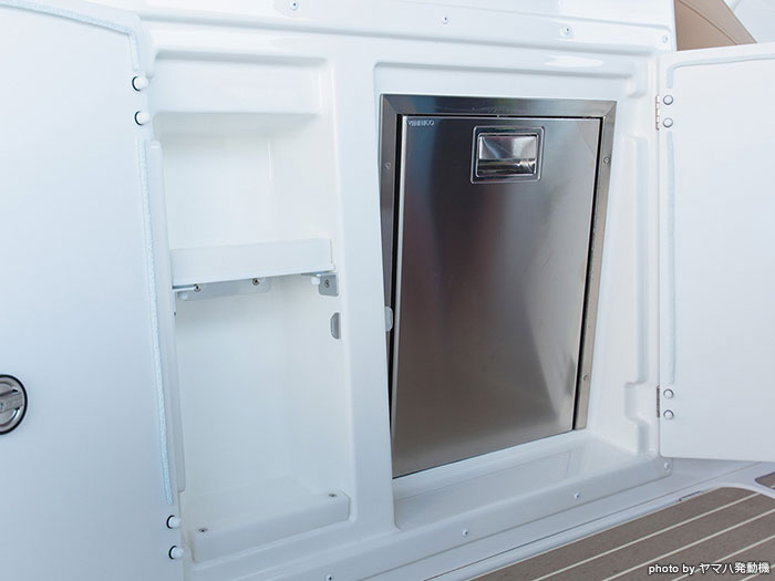 冷蔵庫＆グリル下収納食材やお酒を冷やしておける冷蔵庫と、その横には調味料などを入れて置ける物入れが装備。暑い夏でもクーラーボックスなどの持ち込みの必要がないのでラクチン