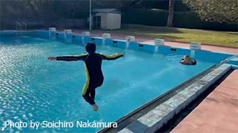 泊まったのは《リゾートホテル 伊豆大島 パームビーチ》。大きなプールが広い庭の中にあり、ダイビングの前に器材チェックなどもできるのが魅力です
