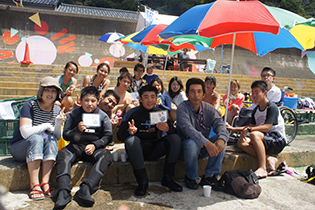 参加者とその家族、担当の学生で記念撮影