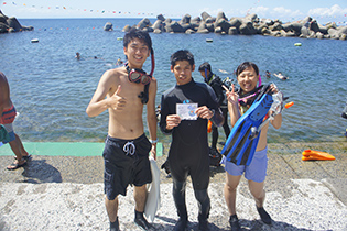 海の世界を体験してもらった記念に学生たち手づくりの認定証を渡して記念撮影