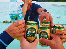 タイの海に乾杯！