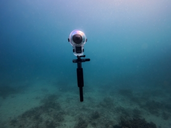 中性浮力をとるInsta360 Xシリーズの新しいアクセサリー「ダイビングバディ」