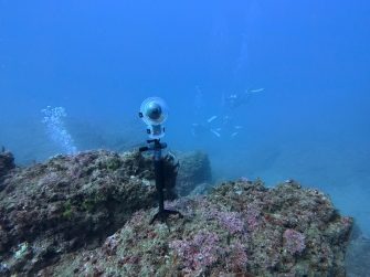 「ダイビングバディ」は専用の三脚を使って着底させることも可能！