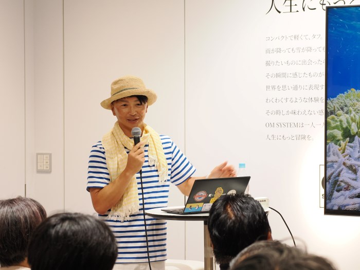 海と写真のことになると話が止まらないむらいさちさん(撮影:S.Torii/OM Digital Solutions)