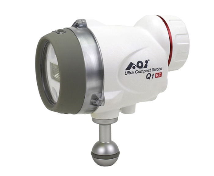 UCS-Q1-RC ウルトラコンパクトストロボ RC（AOI）。OM SYSTEM製カメラと組み合わせで自動調光に対応している。ワイド撮影が初めての人も安心！