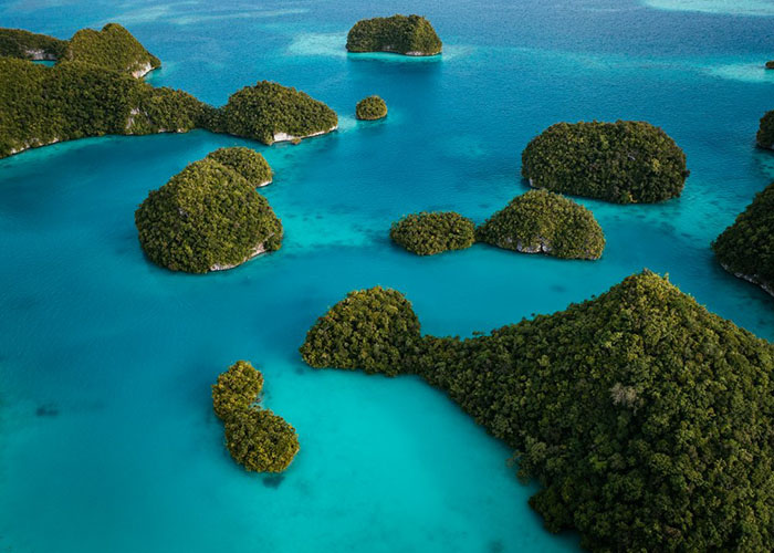 こんもりと緑が茂るロックアイランド。海の色も海底の形質で様々。ミルキーウェイの一部も下中央部に見えます