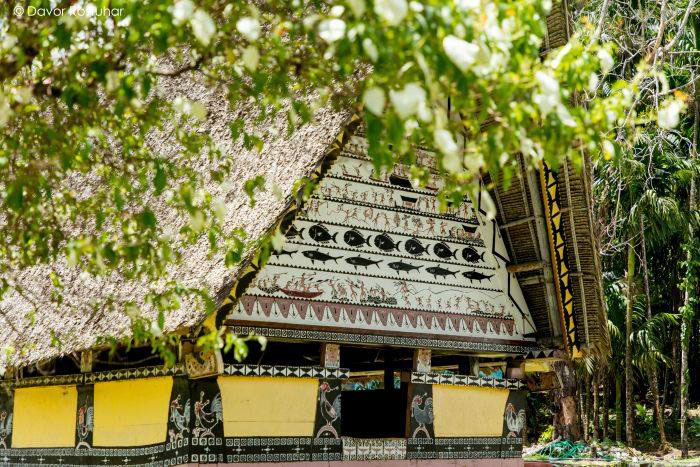 「バイ」と呼ばれる集会所は伝統的な建築法でできている