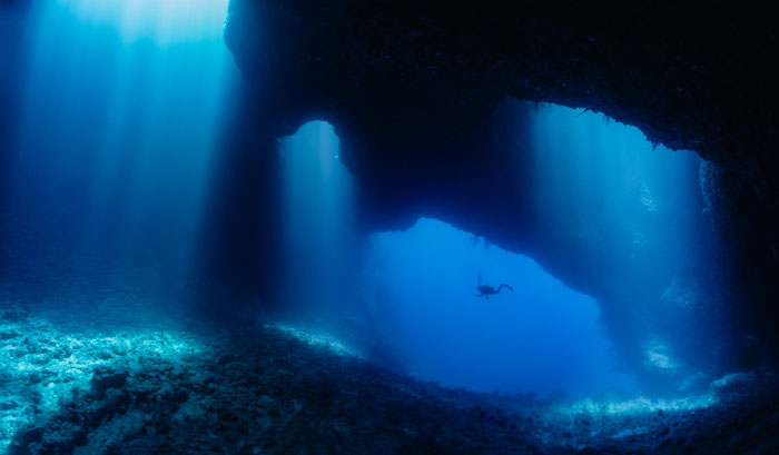 「ブルーホール」の幻想的な光射すブルーと影