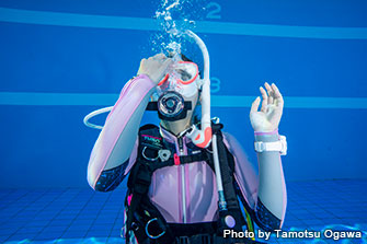 マスク内に水をちょっと入れて曇っている部分をすすいだら、後はちょっと上を向いてマスクの上部を押さえ、鼻から息を出せばその圧力でマスク内の水はスカート部の下から出ていく