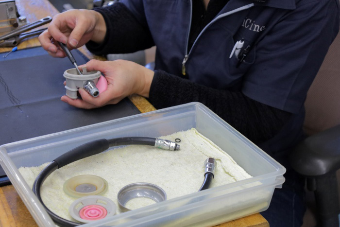 レギュレーターのセカンドステージをオーバーホールしているところ