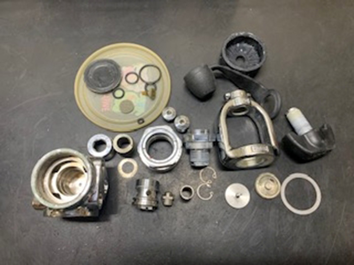 オーバーホールに出されたレギュレーターのファーストステージ、オクトパスを分解