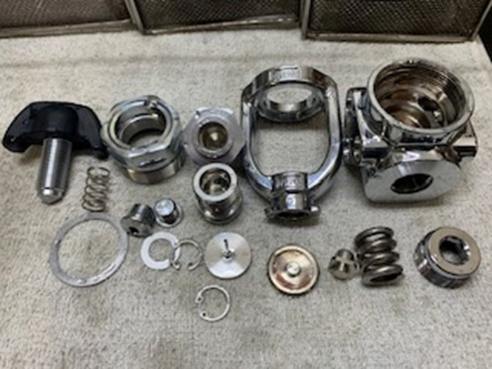 洗浄したり磨いたりした部品。ピカピカになっています