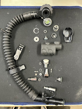 オーバーホールに出されたインフレーターホースを分解すると、内部の部品まで塩がみしているものも