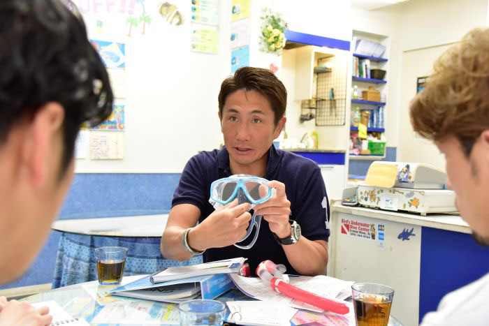 ダイビングで利用する「マスク」(水中メガネ)は水泳用のゴーグルとは異なるのですが、その構造もしっかり教えてくれます