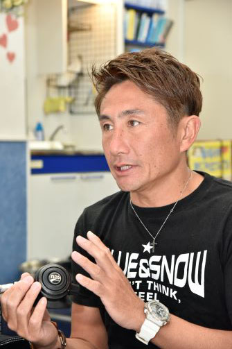 《ブルー&スノー》代表の高橋秀嘉社長は、インストラクターを育てるコースディレクターでもあります