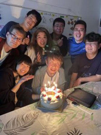 記念ダイビングのお祝いを参加者の皆さんにしてもらったり……