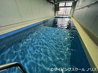 大阪店のプールは、本格的なダイビング専用プール