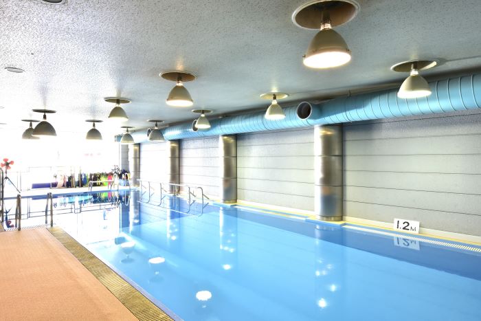 《OKマリンプロ》のプールは都内にあるのに広いうえ、水深1.2ｍと水深5mの２段階あります。最初は背が立つ浅いところで練習できるから安心