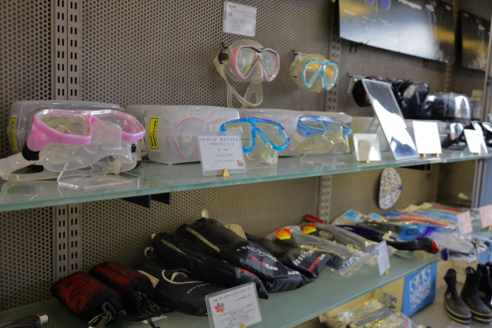 お店ではお勧めのダイビング器材も展示、販売されています