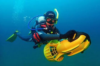 水中スクーターで泳ぎまわる